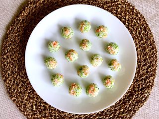 21、虾仁西蓝花饭团,虾仁西蓝花饭团鲜香爽口，清淡适宜，特别适合不爱吃青菜的宝宝~