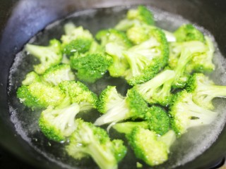 4、【圣诞美食】西兰花土豆泥圣诞树,西兰花盐水浸泡10分钟后切成小朵，将底部用刀削尖。锅中水开后放适量盐，西兰花焯水变绿后捞起。