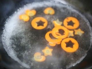 6、【圣诞美食】西兰花土豆泥圣诞树,胡萝卜切片后用模具压出形状，焯一下水。将剩余的部分切成小丁。