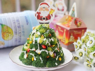 11、【圣诞美食】西兰花土豆泥圣诞树,再用奶粉加适量水调成浓稠的奶，放入裱花袋中，浇到圣诞树上。