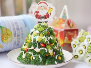 12、【圣诞美食】西兰花土豆泥圣诞树,洋溢着节日气氛的圣诞树就完成啦。宝宝看到都好欢喜舍不得吃了。