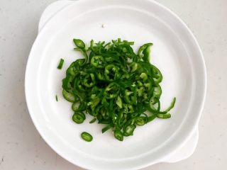 2、非常独特的东北饭包,把小尖椒切成丝