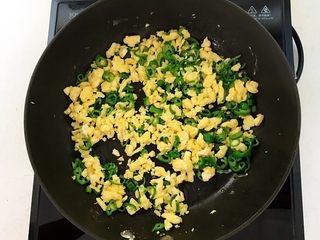 8、非常独特的东北饭包,加入辣椒丝翻炒2分钟