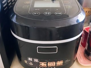 17、非常独特的东北饭包,把陶好的大米放入电饭锅里，煮米饭