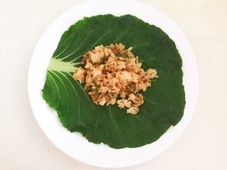 23、非常独特的东北饭包,在白菜叶上面加入2勺拌酱米饭