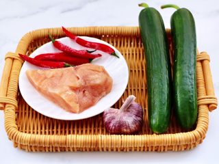 1、鸡丁黄瓜盖浇饭,首先备齐所有的食材。