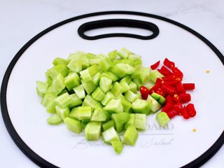 2、鸡丁黄瓜盖浇饭,黄瓜去皮后切小丁，小米辣切圈。