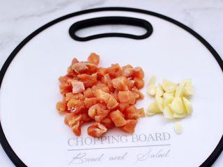 3、鸡丁黄瓜盖浇饭,把鸡胸肉洗净后切小丁，大蒜去皮后切成薄片。