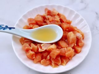 4、鸡丁黄瓜盖浇饭,把鸡丁放入盘子里，先加入料酒。