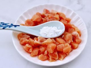 5、鸡丁黄瓜盖浇饭,再加入淀粉。