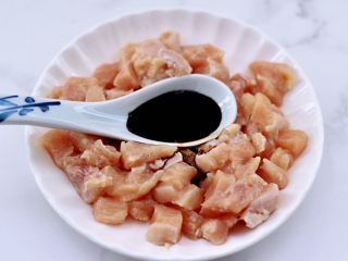 6、鸡丁黄瓜盖浇饭,这个时候加入生抽调味调色。