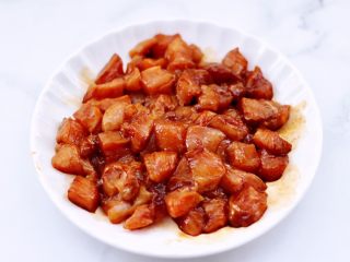 7、鸡丁黄瓜盖浇饭,把所有食材混合均匀腌制10分钟。