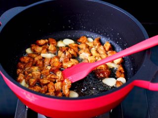 9、鸡丁黄瓜盖浇饭,大火快速翻炒至鸡丁变色。