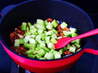 10、鸡丁黄瓜盖浇饭,放入黄瓜丁。