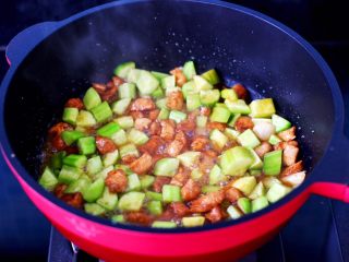 13、鸡丁黄瓜盖浇饭,够中倒入适量的清水。