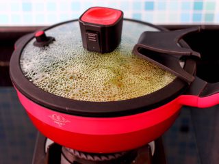 14、鸡丁黄瓜盖浇饭,盖上锅盖大火烧开转中火烧5分钟左右。