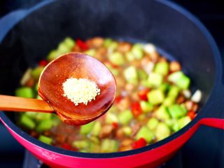 16、鸡丁黄瓜盖浇饭,加入鸡精丰富口感。