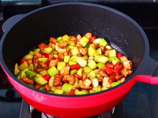 17、鸡丁黄瓜盖浇饭,大火烧开即可关火。