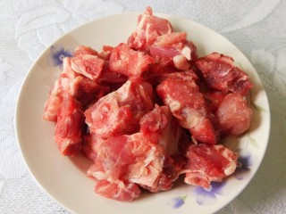 1、胡萝卜玉米排骨汤,排骨切块洗净