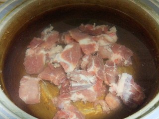 2、胡萝卜玉米排骨汤,冷水下锅,锅内加足够冷水