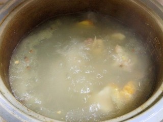 4、胡萝卜玉米排骨汤,加入干花椒,拍破的老姜,炖一个小时,前半个小时需中大火,这样子汤才会浓白,后面半个小时可以转小火。