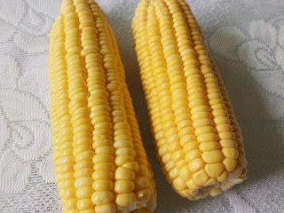 5、胡萝卜玉米排骨汤,玉米两根