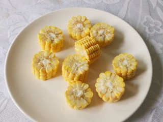 6、胡萝卜玉米排骨汤,洗净切小段