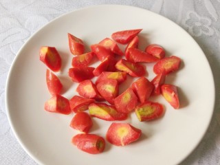 8、胡萝卜玉米排骨汤,洗净斜切成块