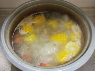 11、胡萝卜玉米排骨汤,汤再次烧开后,转中小火煮15分钟