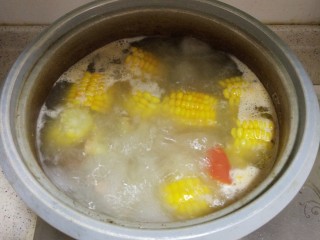 10、胡萝卜玉米排骨汤,加入胡萝卜