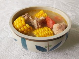 12、胡萝卜玉米排骨汤,汤碗加盐和味精,舀入排骨汤