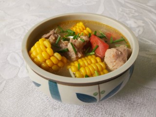 13、胡萝卜玉米排骨汤,洒香葱