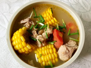 14、胡萝卜玉米排骨汤,真的好好吃!美味营养,快来试试吧!吃得清淡的直接吃,喜欢辣的可以调一碗蘸水蘸排骨。