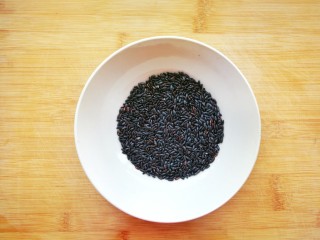 1、浓香黑米椰奶饮,准备一小把黑米，三分之一碗就可以，