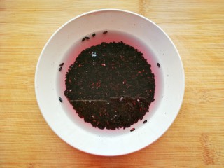 2、浓香黑米椰奶饮,把黑米淘洗干净后，加入一指高的温水，