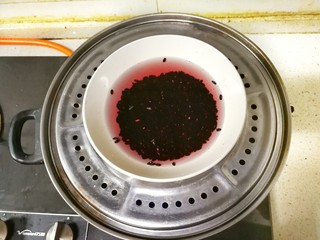 3、浓香黑米椰奶饮,放入蒸锅，盖上盖子，中火蒸20分钟，