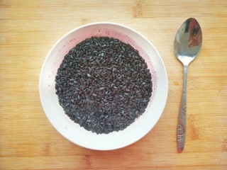 4、浓香黑米椰奶饮,蒸好后的黑米，比原来胀高了一倍，