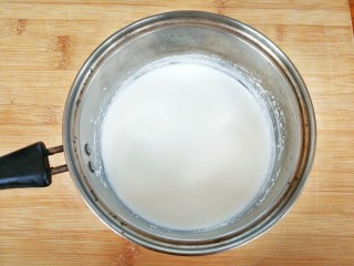 9、浓香黑米椰奶饮,椰子粉和牛奶充分搅拌均匀，即为现做版椰奶，