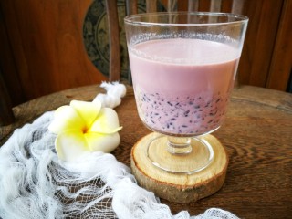 13、浓香黑米椰奶饮,倒入透明的杯子里，还能看到粒粒的黑米渣，有嚼劲儿，