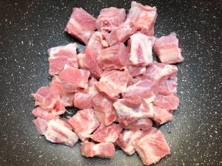 4、茶香排骨,浸泡好洗净沥水，放入锅里