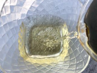 8、茶香排骨,待第二道茶泡1分钟左右，把茶水倒到碗里待用（茶水泡的时间不要太长，有淡淡的茶香就可以了）