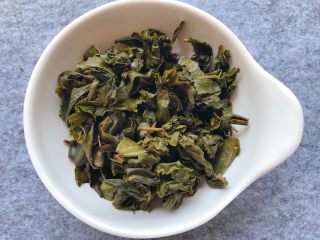 9、茶香排骨,把泡过的茶叶拧干水分，放入小碗待用