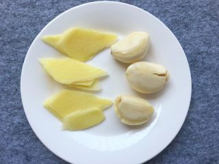 10、茶香排骨,蒜去皮拍扁，不用切，姜去皮切片