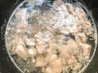 11、茶香排骨,排骨煮出血末，关火