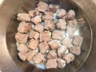 12、茶香排骨,把排骨倒入冷水中冲凉，洗净沥水待用