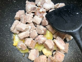 16、茶香排骨,放入排骨翻炒3分钟