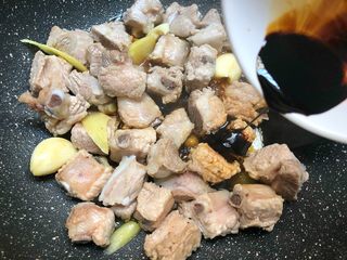 18、茶香排骨,放入5g老抽翻炒均匀