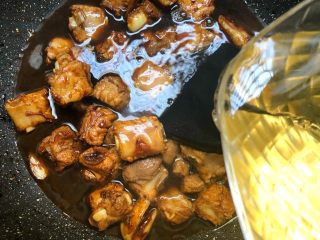 20、茶香排骨,加入泡好的茶水，茶水和排骨齐平就可以了，开大火