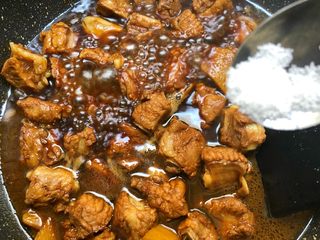 21、茶香排骨,水开以后加入1g盐，转中火煮30分钟