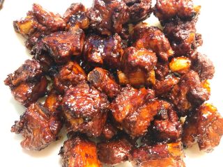 24、茶香排骨,把排骨盛倒盘里